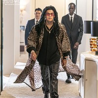 Tanpa disangka-sangka, Park Eun Seok hadir sebagai karakter baru The Penthouse 3 bernama Alex Lee. Ia dikisahkan sebagai kakak kandung Logan Lee yang tinggal di Amerika Serikat. Foto: dok. SBS