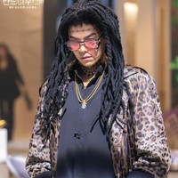 Park Eun Seok mengejutkan penonton dengan kehadirannya dalam episode dua drama Korea The Penthouse 3. Sebab, pemeran Logan Lee ini dikisahkan meninggal karena terkena ledakan bom. Foto: dok. SBS