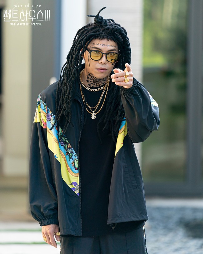 Park Eun Seok pun berbicara dalam bahasa Inggris dengan aksen Vernakular Afrika-Amerika. Penonton The Penthouse 3 menganggap hal itu ofensif dan termasuk cultural appropriation. Foto: dok. SBS