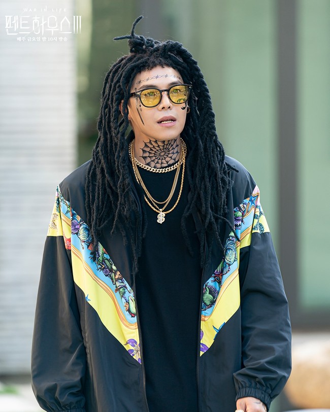 “Aku ingin meminta maaf kepada orang yang tersinggung dengan penampilan karakter tersebut,” tulis pemilik nama lain Danny Park. Hingga saat ini, tim produksi The Penthouse 3 belum angkat bicara. Foto: dok. SBS