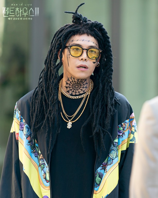 Penonton semakin geram lantaran para pemain The Penthouse 3 berpartisipasi dalam kampanye anti-rasisme. Mereka juga kecewa dengan Park Eun Seok yang tak mencegah tim produksi. Foto: dok. SBS