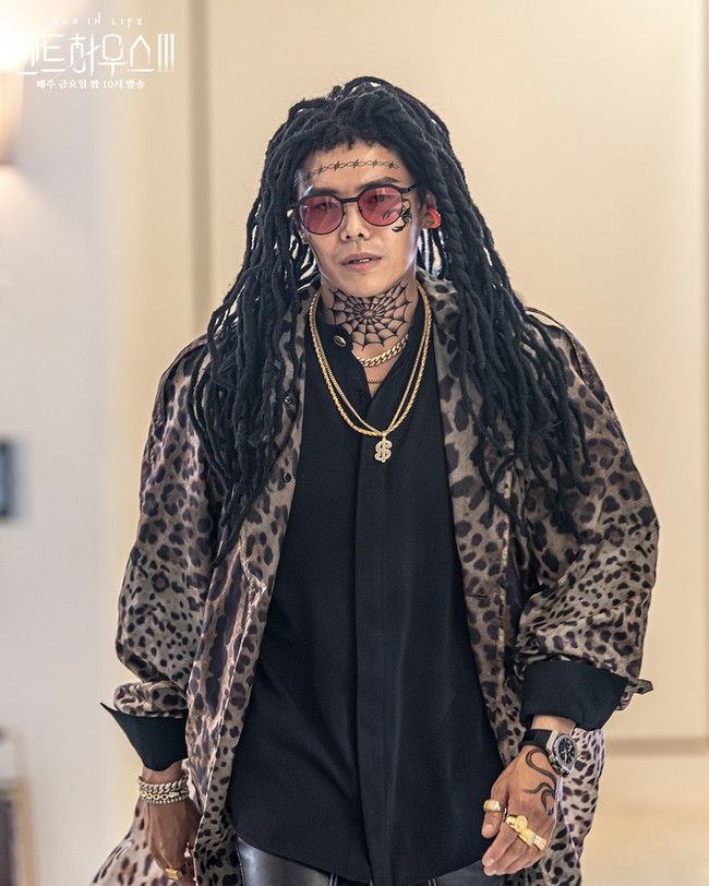 Episode terbaru The Penthouse 3 itu mendapat kecaman keras dari penonton di mancanegara. Pasalnya, Park Eun Seok tampil dengan gaya rambut gimbal dan tato di wajah dan lehernya. Foto: dok. SBS