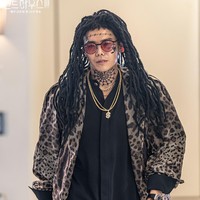 Episode terbaru The Penthouse 3 itu mendapat kecaman keras dari penonton di mancanegara. Pasalnya, Park Eun Seok tampil dengan gaya rambut gimbal dan tato di wajah dan lehernya. Foto: dok. SBS