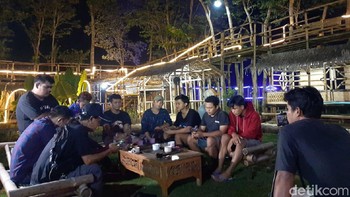 Siboen dan Triwan bersama pada anggota Kampung YouTuber yang lain. Dengan YouTube, para pemuda desa ini bisa mengubah nasibnya dan mendapatkan uang dari sana (Foto: Arbi Anugrah/detikcom)