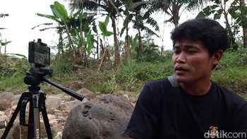 Siboen membuat konten YouTube cuma bermodal tripod dan smartphone. Konten utama dia adalah tutorial bengkel dengan bahasa sederhana yang disukai netizen (Foto: Arbi Anugrah/detikcom)