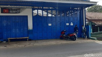 Kios biru ini adalah tempat Siboen belajar menjadi YouTuber, karena di tempat ini ada sinyal WiFi gratis dari Balai Desa. Kios ini sudah dibeli Siboen dan menjadi bengkelnya. Konten utama Siboen adalah tutorial otomotif (Foto: Arbi Anugrah/detikcom)