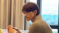 Rain saat ini diketahui tengah berada di Hong Kong untuk liburan Natal dan menjadi tamu pertunjukan Christmas Wonderland. Foto: (dok. Instagram/rain_oppa)