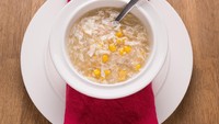 Kalau mau meracik sup yang agak istimewa, bikin saja sup jagung telur ala restoran. Paduan jagung dan telur yang gurih creamy bikin nagih. Cara membuatnya bisa dilihat di sini. Foto: iStock