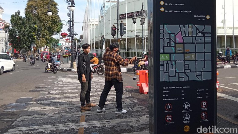 Sabtu Pagi di Jalan Asia Afrika Bandung Sabtu Pagi di Jalan Asia Afrika Bandung