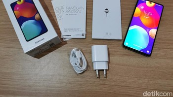 Dalam paketnya Samsung Galaxy M62 hanya memberikan kabel kabel data USB Type C, SIM card injector, buku petunjuk penggunaan. Foto: Josina/detikINET