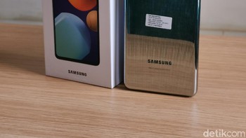 Harga Galaxy M62 adalah Rp 5.999.000. Khusus flash sale, Galaxy M62 dibanderol Rp 5.799.000, pemesan dijanjikan gratis Galaxy Buds Pro dan kuota XL 12GB + 365 GB selama 12 bulan. Foto: Josina/detikINET