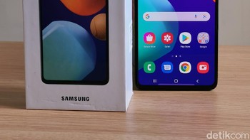 Baterai super gede menjadi nilai jual utama Galaxy M62 ini. Jangan kaget, baterainya 7.000 mAh. Dengan kapasitas sebesar itu, kamu bisa maraton series di Netflix selama 33 jam. Atau bila hobi video call, bisa hingga 19 jam, sementara untuk yang senang gaming bisa dipakai sampai 19 jam. Foto: Josina/detikINET