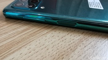 RAM 8 GB tersemat di dalamnya menemani ROM berkapasitas 256 GB. Sejatinya daya tampung tersebut sudah besar, tapi kalau pun kurang masih bisa ditambah dengan memasang microSD yang mendukung hingga 1 TB. Foto: Josina/detikINET