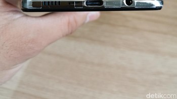 Samsung Galaxy M62 memiliki NFC untuk memudahkan pengisian uang elektronik. Raksasa teknologi asal Korea Selatan ini masih menyertakan jack audio 3,5 mm. pada ponsel ini. Foto: Josina/detikINET