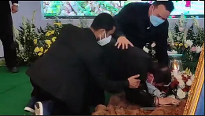 Istri Menkumham Yasonna Laoly, Elisye Widya Ketaren dimakamkan di San Diego Hills Memorial Park, Karawang Barat, Sabtu (12/6). Prosesi pemakaman berjalan dengan khidmat.