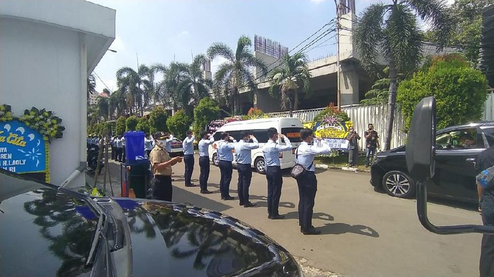 Suasana Pemberangkatan Jenazah Istri Yasonna Laoly ke San Diego Hills