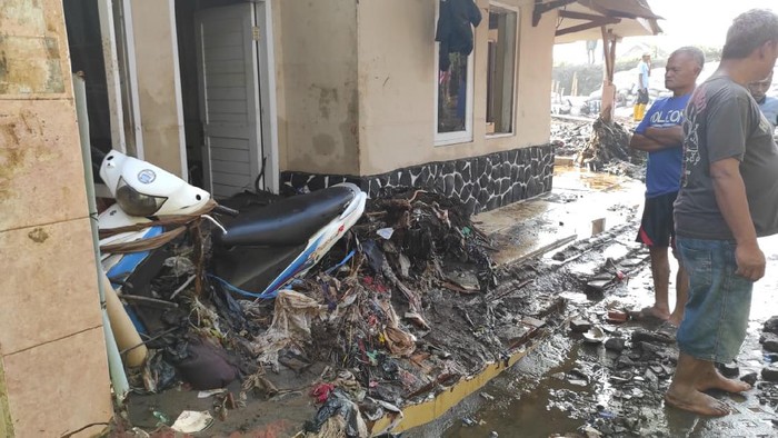 Tanggul cisunggalah jebol, ratusan rumah terendam