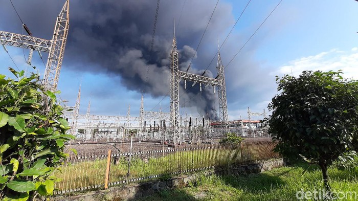 Penampakan Asap Dari Tangki Kilang Pertamina Cilacap Yang Terbakar