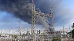 Penampakan Asap dari Tangki Kilang Pertamina Cilacap yang Terbakar