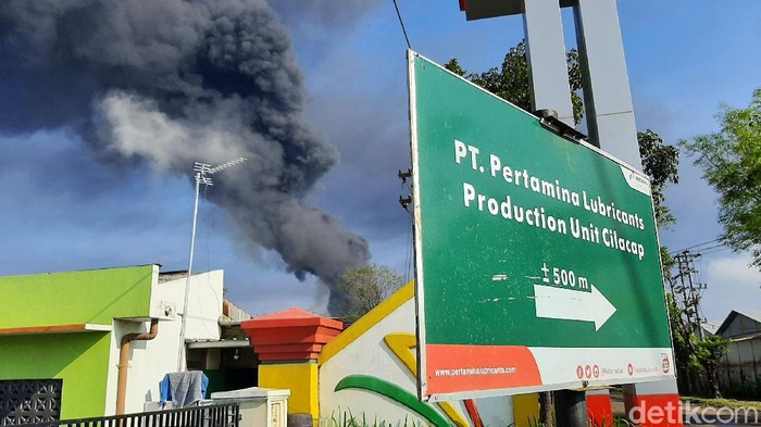 Tangki Pertamina di Cilacap, Jawa Tengah terbakar Jumat malam (11/6/2021). Pertamina menjelaskan jika tangki yang terbakar merupakan tempat memproduksi benzene.