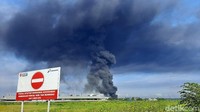 Asap hitam masih mengepul dari kawasan kilang Pertamina yang terbakar tadi malam.