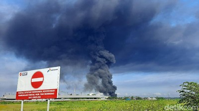 Penampakan Asap dari Tangki Kilang Pertamina Cilacap yang Terbakar
