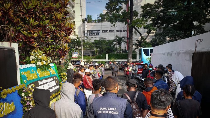 teman-teman mahasiswi Papua yang ditemukan tewas bantu pemulangan jenazah