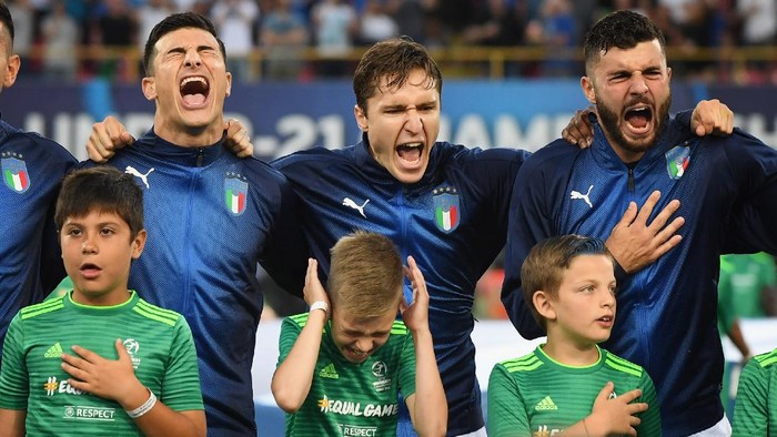 BOLOGNA, ITALY - JUNE 19: (L-R) Riccardo Orsoini, Federico Chiesa and Partick Cutrone of Italy sing the national anthem ahead of the 2019 UEFA U-21 Group A match between Italy and Poland at Renato DallAra Stadium on June 19, 2019 in Bologna, Italy. (Photo by Claudio Villa/Getty Images)