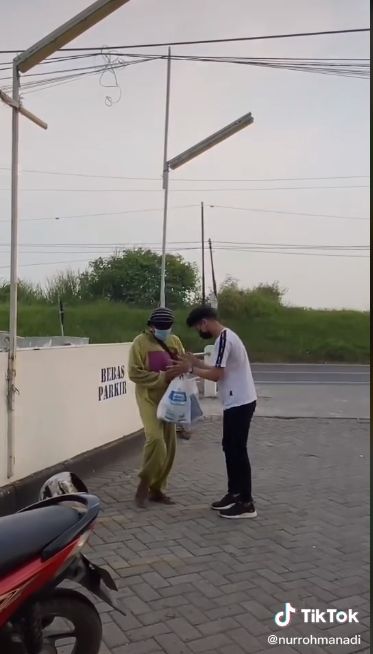 Jalan Kaki 24 Km, Tangis Badut Ini Pecah Usai Ditraktir Belanja
