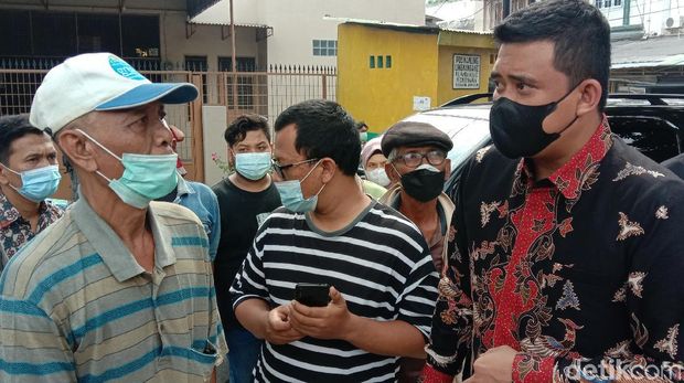 Walkot Medan Bobby Nasution meminta bangunan di atas parit di Kelurahan Pandau Hulu II, Medan Area, dibongkar. Dia sempat dirayu pemilik kafe. (Ahmad Arfah/detikcom)
