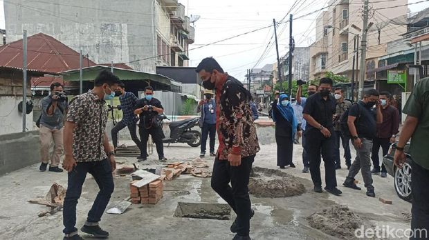 Walkot Medan Bobby Nasution meminta bangunan di atas parit di Kelurahan Pandau Hulu II, Medan Area, dibongkar. Dia sempat dirayu pemilik kafe. (Ahmad Arfah/detikcom)