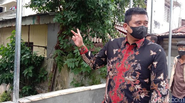 Walkot Medan Bobby Nasution meminta bangunan di atas parit di Kelurahan Pandau Hulu II, Medan Area, dibongkar. Dia sempat dirayu pemilik kafe. (Ahmad Arfah/detikcom)