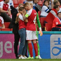 Kondisi Christian Eriksen yang tiba-tiba terjatuh dan tak sadarkan diri dalam laga Euro 2021 mengkhawatirkan banyak pihak, termasuk kekasihnya Sabrina Kvist. Sabrina pun ikut jadi perhatian karena terlihat ditenangkan oleh kapten Denmark Simon Kjaer yang momennya jadi viral. Foto: Getty Images/Stuart Franklin