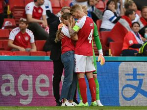 Tangis Pilu Pacar Eriksen Ditenangkan Ucapan Kjaer & Schmeichel