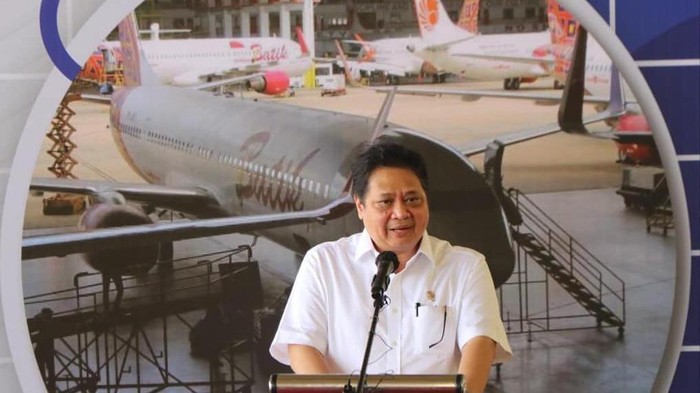 Menteri Koordinator Bidang Perekonomian yang juga Ketua Komite Penanganan Covid-19 dan Pemulihan Ekonomi Nasional (KPCPEN) Airlangga Hartarto menyerahkan Peraturan Pemerintah Nomor 67 dan Nomor 68 terkait Kawasan Ekonomi Khusus (KEK) Batam Aero Technic (BAT) dan Nongsa Digital Park di Kota Batam Kepulauan Riau, Sabtu (12/6)