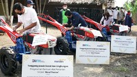 Bank Mandiri menyerahkan 14 hand tractor kepada kelompok tani senilai total Rp 450 juta untuk membantu petani dalam pengolahan lahan sawah dan hammer mill senilai total Rp 600 Juta.