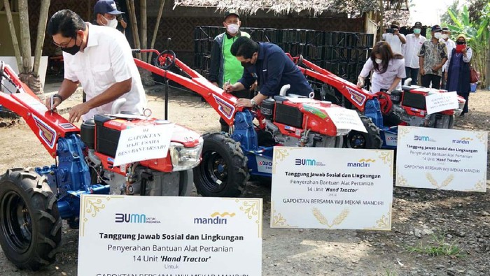 Asyik! Petani di Ciamis Terima Bantuan Tractor Para petani di Pamarican, Ciamis, mendapat bantuan hand tractor dan hammer mill. Penyerahan bantuan ini dilakukan oleh Menteri BUMN Erick Thohir.