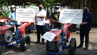 Menteri BUMN Erick Thohir (kanan) dan Dirut Bank Mandiri Darmawan Junaidi (dua kiri) saat menyerahkan hand tractor kepada perwakilan Gapoktan Bersama di Pamarican, Ciamis, Minggu (13/6).