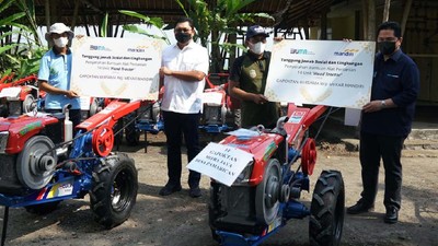 Asyik! Petani di Ciamis Terima Bantuan Tractor