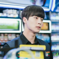 Bae In Hyuk tengah membintangi dua drama Korea on going di tahun 2021. Selain My Roommate Is A Gumiho, ia juga tampil  At A Distance Spring Is Green dan dipasangkan dengan Kang Min Ah. Foto: dok. KBS2