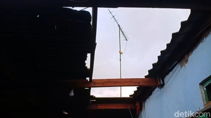Atap sejumlah rumah di Sukabumi rusak diterjang puting beliung