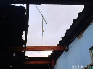 Puting Beliung Rusak Sejumlah Rumah Warga di Cibadak Sukabumi