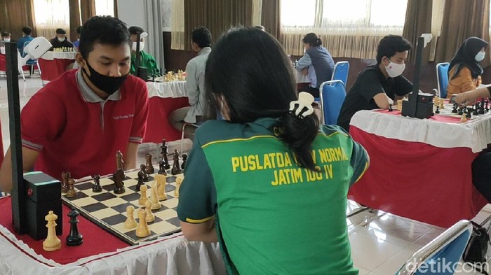 Sejumlah atlet catur Jawa Timur yang akan turun di PON Papua melakukan latih tanding di Kota Kediri. Ini dilakukan sebagai persiapan menjelang PON sekaligus ke ajang Piala Ketua MPR.