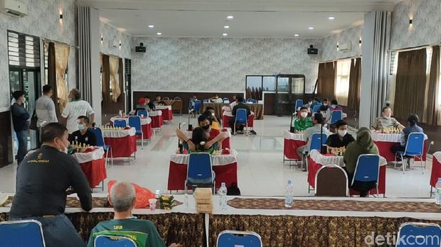 Sejumlah atlet catur Jawa Timur yang akan turun di PON Papua melakukan latih tanding di Kota Kediri. Ini dilakukan sebagai persiapan menjelang PON sekaligus ke ajang Piala Ketua MPR.