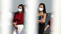Pasien COVID-19, tengah berjemur di lingkungan Rumah Sakit Darurat (RSD) Wisma Atlet Jakarta, Minggu (13/06/2021).