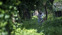 Pecinta sepeda MTB memanfaatkan lahan hijau kosong di ibu kota untuk berolahraga.