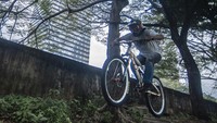 Hal ini dilakukan karena tidak adanya fasilitas jalur MTB di Jakarta.
