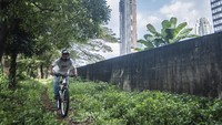 Pecinta sepeda MTB memanfaatkan lahan hijau kosong di ibu kota untuk berolahraga dikarenakan tidak adanya fasilitas jalur MTB di Jakarta.