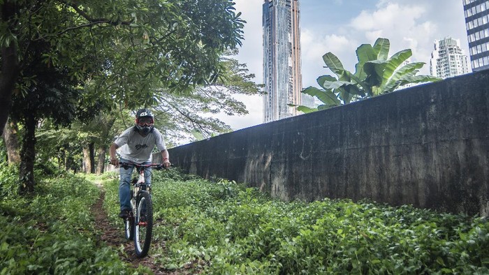 Pesepeda melaju menggunakan sepeda gunung (MTB) di kawasan Sudirman, Jakarta, Minggu (13/6/2021).
Pecinta sepeda MTB memanfaatkan lahan hijau kosong di ibu kota untuk berolahraga dikarenakan tidak adanya fasilitas jalur MTB di Jakarta. ANTARA FOTO/Muhammad Adimaja/foc.
