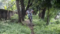 Pesepeda melaju menggunakan sepeda gunung (MTB) di kawasan Sudirman, Jakarta, Minggu (13/6/2021).
